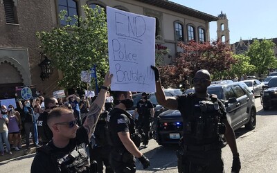 Někteří američtí policisté se přidávají k protestům proti policejní brutalitě. Kráčejí společně s rozhněvanými skupinami
