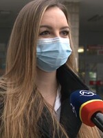 Niektorí pacienti zostávajú hodiny na chodbách, lôžka sú plné, tvrdia bojovníci z prvých línií