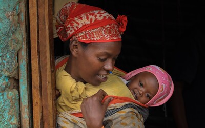 Nigerijský projekt pomáhá dětem narodit se bez viru HIV. Školí porodní asistentky, které pak vzdělávají matky