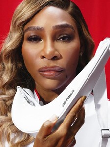 Nike predstavuje spoluprácu s luxusnou značkou Jacquemes. V kampani pózuje Serena Williams s kabelkou v tvare ikonickej fajky