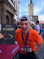 Nikos opravdu je frajer. Influencer uběhl celý maraton s rukama v kapsách a zapsal se do Knihy rekordů