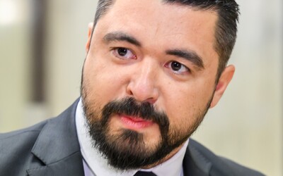 Nitrianska polícia odstránila statusy o dopravnej nehode šéfa SIS Pavla Gašpara. V príspevkoch žiadala verejnosť o pomoc
