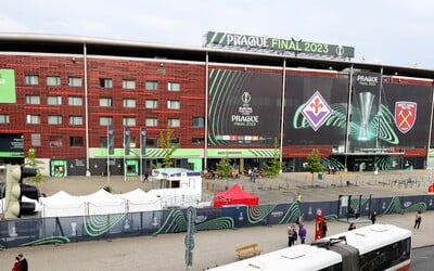 Nizozemští fanoušci se v Praze pokusili násilně proniknout na stadion. Zasahovali těžkooděnci