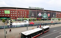 Nizozemští fanoušci se v Praze pokusili násilně proniknout na stadion. Zasahovali těžkooděnci