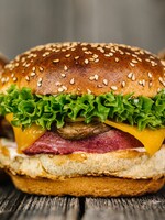 No Meat Burger sľubuje, že dokonale nahrádza chuť skutočného mäsa. Presvedčil nás, aby sme prešli na vegetariánsku stravu?