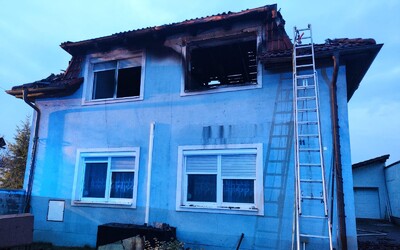Nočná tragédia pri Senci. Pri požiari rodinného domu zahynuli dve osoby, hasičom sa ich napriek snahe nepodarilo vytiahnuť