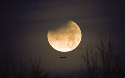 Noční zatmění Měsíce ohromilo Čechy. Večerní fotky ti připomenou včerejší vzácný úkaz