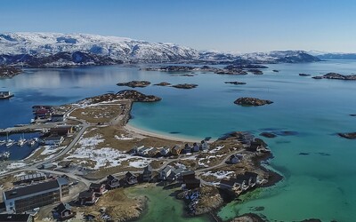 Norský ostrov chce zrušit koncept času. Lidi láká na svobodu, obyvatelé tam sekají trávník i ve dvě v noci