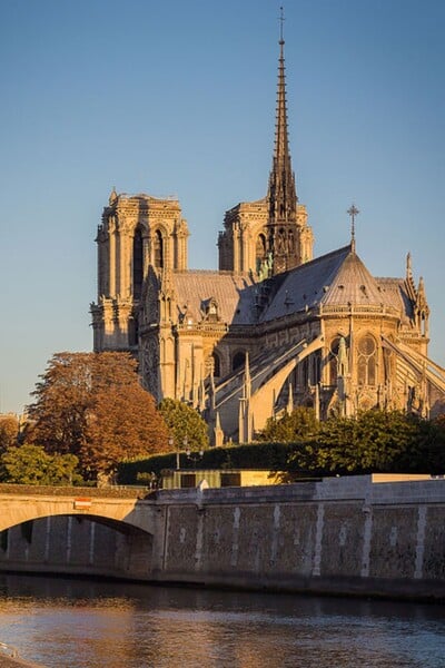 Notre-Dame po rozsiahlom požiari opäť otvoria. Navštíviť ho môžeš ešte tento rok