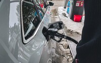 Nová cena benzínu zarmútila slovenských šoférov. Od začiatku roka výrazne zdražel, teraz si priplatíš aj za naftu