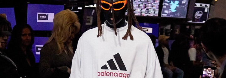 Nová kolekcia Balenciaga je v znamení latexu, obrovských topánok a športových súprav s logom Adidas Originals 