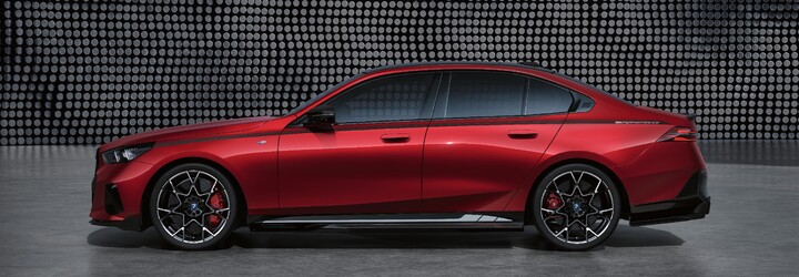 Nové BMW radu 5 je už možné vylepšiť karbónovými doplnkami a efektnými diskami M Performance priamo z fabriky
