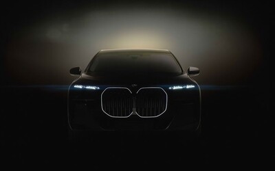 Nové BMW řady 7 se pomalu odhaluje. Získá kontroverzní masku, vnitřní kino a elektrickou verzi i7
