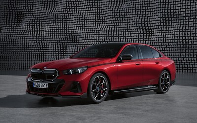 Nové BMW řady 5 je již možné vylepšit karbonovými doplňky a efektními disky M Performance přímo z továrny