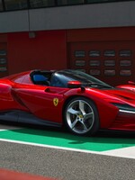 Nové Ferrari za 50 milionů korun má nejvýkonnější motor v historii značky. Všech 599 kusů už je prodáno 