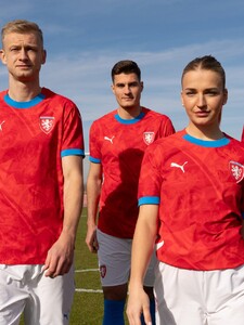 Nové dresy českých fotbalistů na Euro schytávají kritiku. Co se fanouškům nelíbí?