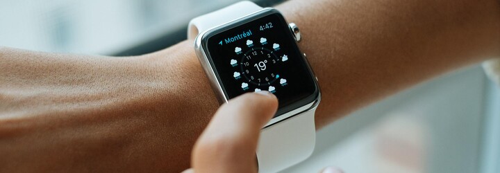 Nové hodinky Apple Watch by měly mít větší displej a ploché strany. Designem by se měly podobat iPhonu 13