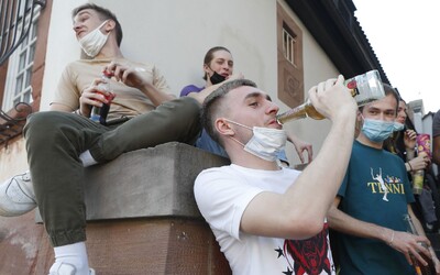 Nové rozdelenie okresov: od pondelka bude celé Slovensko zelené, rúška však neodložíme