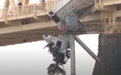 Nové video děsivé autonehody. Kamion visel z mostu nad řekou