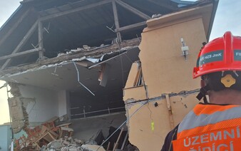 Nové záběry ukazují moment zřícení zdi sokolovny v Lovčičkách