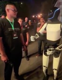 Noví humanoidní roboti od Tesly vystrašili ľudí. Jeden z nich povedal, že sa snaží stať človekom