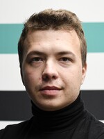 Aktualizace: Novinář, jehož zadrželi v letadle v Bělorusku, měl být v kritickém stavu. Režim uveřejnil video, na němž to popírá