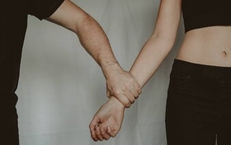 Novináři odhalili „znásilňovací chat“, kde tisíce mužů sdílejí rady, jak uspat a zneužívat ženy