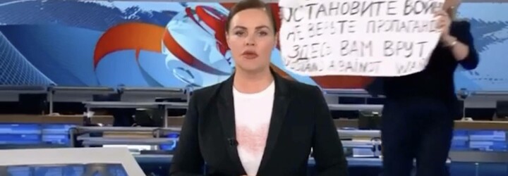 Novinářka, jež protestovala v živém vysílání ruské státní televize proti válce na Ukrajině, našla novou práci v německém deníku