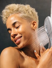 Novinka medzi sexuálnymi pomôckami: Womanizer predstavil špeciálnu sprchovú hlavicu na masturbovanie