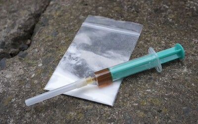 Nový Zéland povolí bezpečnostní testování drog. Lidé si budou moci bezpečnost substance zkontrolovat i na festivalu
