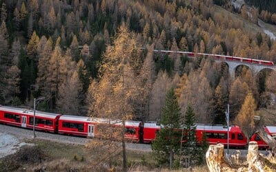 Nový rekord: Nejdelší osobní vlak na světě má sto vagonů a dlouhý je skoro dva kilometry. Jel scénickou trasou přes Alpy