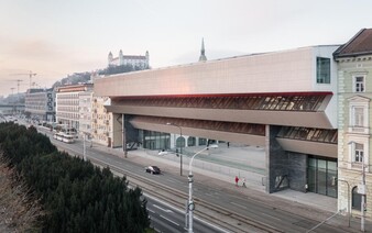 Nový riaditeľ SNG objednal pred galériu stožiar na vlajku. Architekti mu odkazujú, že to nebude možné