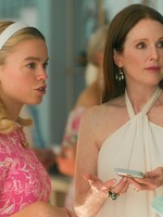 Nový seriál s Julianne Moore a Meghann Fahy ovládol Netflix. Miniséria Sirény spája komédiu a drámu