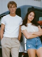 Nový seriálový hit rozdeľuje divákov. Tvorcovia ich vyzvali, aby prestali šikanovať hercov