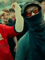 Nový track Lesklé Hoodies má vibe, ktorý tu chýbal. Raper ahojniki dropol novinku s Dalybom