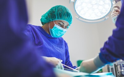 Nový výskum: Pacienti, ktorých operuje muž, majú vyššie riziko úmrtia. V čom sú ženské chirurgičky lepšie?
