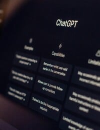 Nový výzkum odhalil, který jazyk je pro umělou inteligenci nejpřesnější. První místo tě překvapí