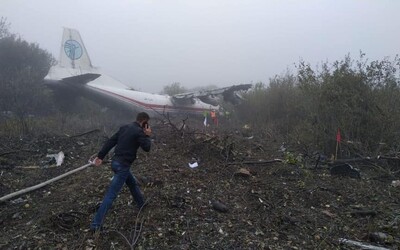 Nouzové přistání na Ukrajině: Letadlu prý došlo palivo, po pádu blízko města Ľvov hlásí první oběti
