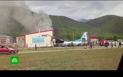 Nouzové přistání ruského letadla skončilo nárazem a požárem. Zahynuli členové posádky