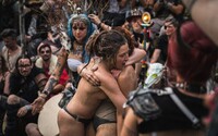 Nukleárne Valkýry sú zápasníčky v bahne z postapokalyptického sveta: Počas súbojov sa niektoré nechajú uniesť a bojujú hore bez