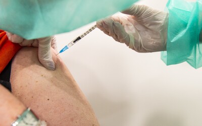 O očkovací místa bez předchozí registrace je enormní zájem. „Dnes už nechoďte,“ hlásá Chodov
