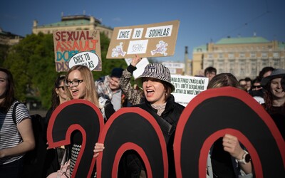 OBRAZEM: „Věřme obětem.“ Prahou prošel pochod za 12 000 znásilněných ročně