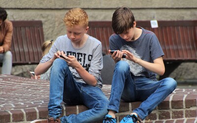 OSN doporučuje zákaz smartphonů ve školách