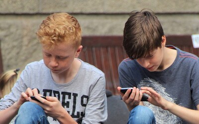 OSN doporučuje zákaz smartphonů ve školách