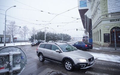 OZNAM: Jazda na cestách v zime ťa môže vyjsť draho. Poisťovne niektorým vodičom neuhradia škody pri nehodách