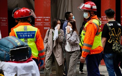 Obchodní centrum v Hongkongu hořelo. Téměř 300 osob bylo uvězněno na střeše, hasiči zachránili 1200 lidí