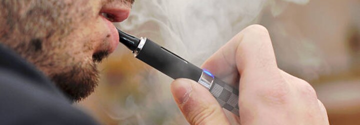 Oblíbená destinace Čechů a Češek přitvrzuje: Chce zakázat kouření na plážích a terasách