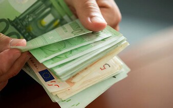 Oblíbená dovolenková destinace mnoha Čechů a Češek přechází na euro. Změny přijdou v roce 2026