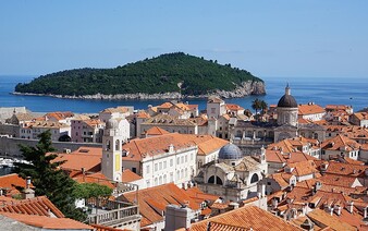 Obľúbené chorvátske mesto Dubrovník ide bizarne trestať hluk. Výrazne obmedzí turistov s týmto typom batožiny, majú smolu