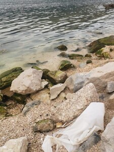 Obľúbenú pláž Slovákov pri Splite zaplavil toxický odpad. „Chorvátske Benátky“ sú plné rakovinotvorného materiálu